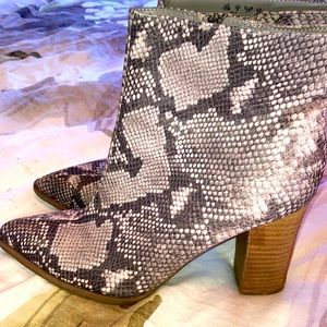 EXCELLENT SHORT BOOTS SNAKESKIN SIZE 10